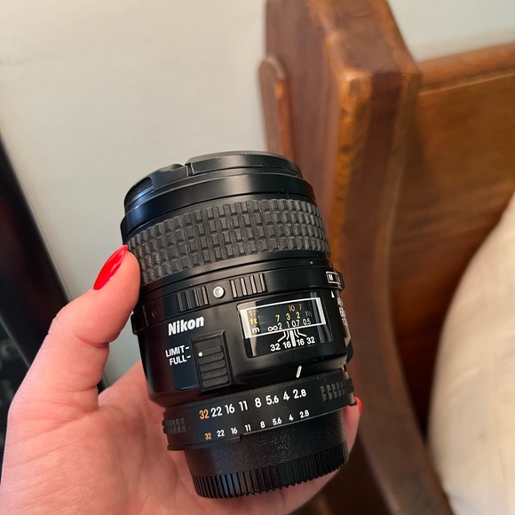 Nikon D7000 camera and multiple lenses shutter count 8493 - Picture 5 of 7